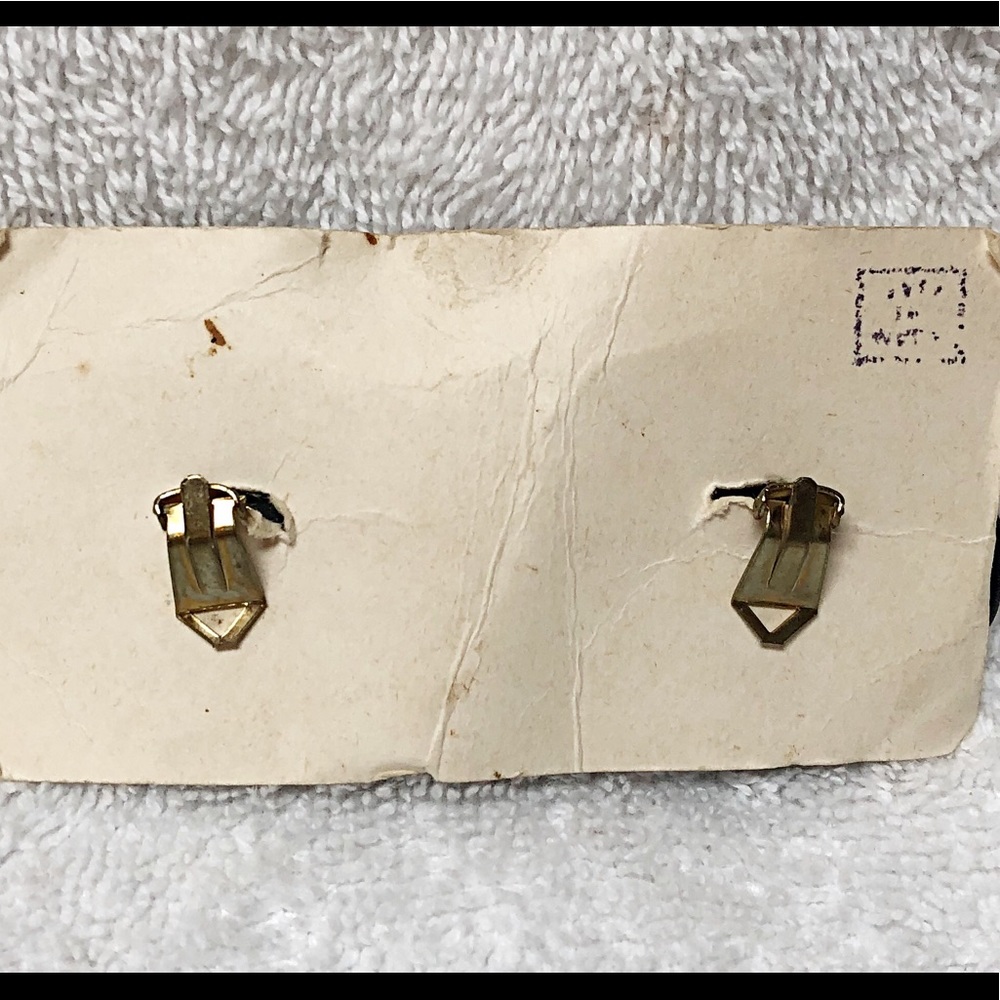 Shell Clip-on Earrings - Picture 3 of 3
